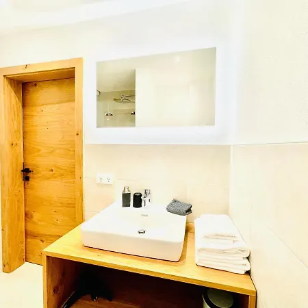 Daire Royal Swan Appartement, Tirol